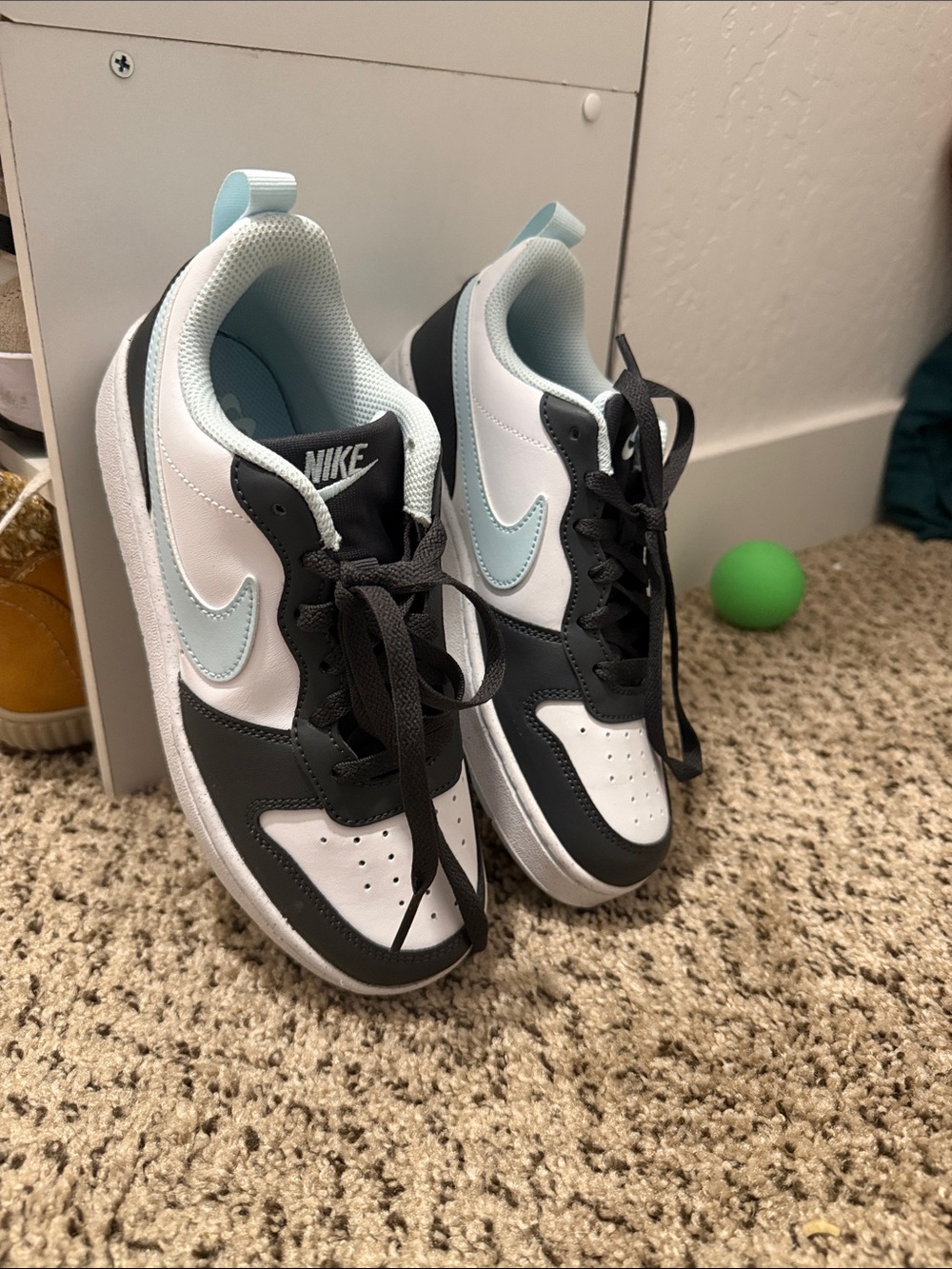Nike Kids Low-Top Sneakers in Black, White & Light Blue